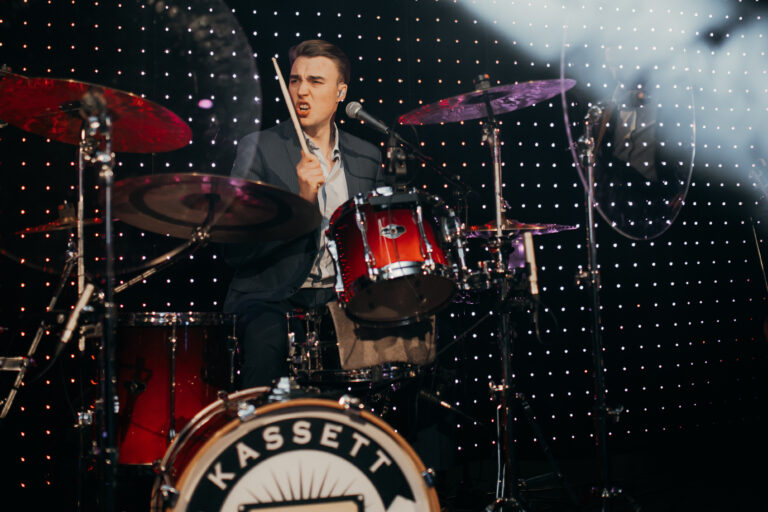 Alexela Loomelava kontsert, pildi autor Aleksandra Kiidjärv, trummar Kalev Välk Jr veidi pahura näoga