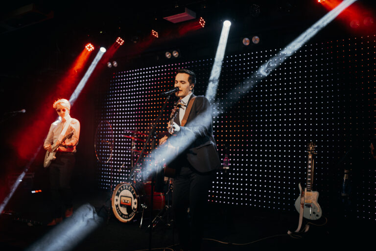 Alexela Loomelava kontsert, pildi autor Aleksandra Kiidjärv, Kassett bänd täies hoos pilli mängimas ja laulmas kuulsaid eesti ja inglise keelseid laule