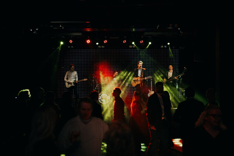 Alexela Loomelava kontsert, pildi autor Aleksandra Kiidjärv, Kassett bänd täies hoos pilli mängimas ja laulmas kuulsaid eesti ja inglise keelseid laule