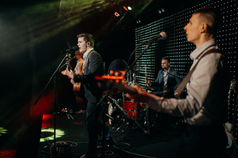 Alexela Loomelava kontsert, pildi autor Aleksandra Kiidjärv, Kassett bänd täies hoos pilli mängimas ja laulmas kuulsaid eesti ja inglise keelseid laule