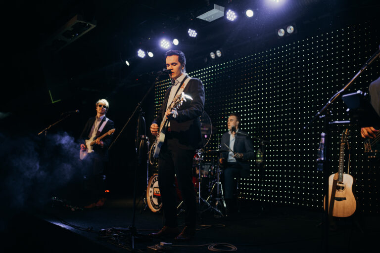 Alexela Loomelava kontsert, pildi autor Aleksandra Kiidjärv, Kassett bänd täies hoos pilli mängimas ja laulmas kuulsaid eesti ja inglise keelseid laule