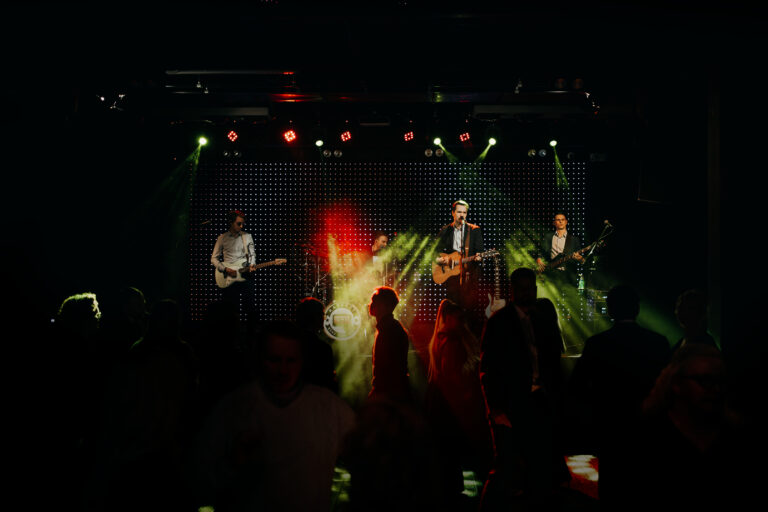 Alexela Loomelava kontsert, pildi autor Aleksandra Kiidjärv, Kassett bänd täies hoos pilli mängimas ja laulmas kuulsaid eesti ja inglise keelseid laule