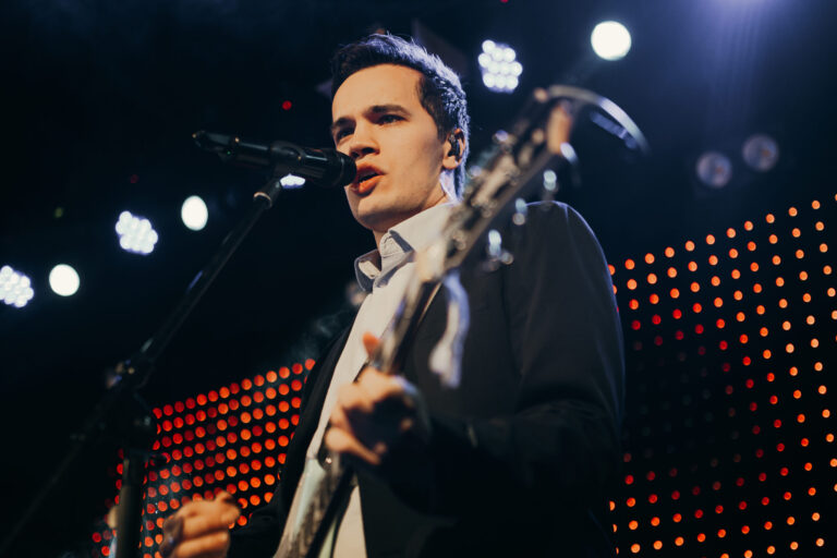 Alexela Loomelava kontsert, pildi autor Aleksandra Kiidjärv, vokalist Carlos Liiv laulmas