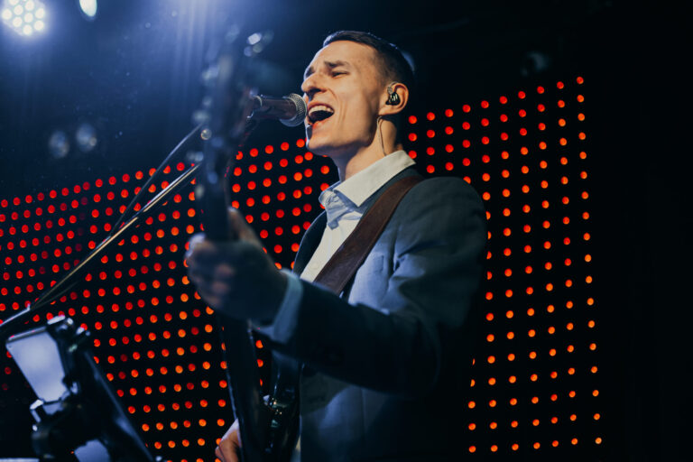 Alexela Loomelava kontsert, pildi autor Aleksandra Kiidjärv, Oskar Ilves basskitarr ja laulab väga hästi