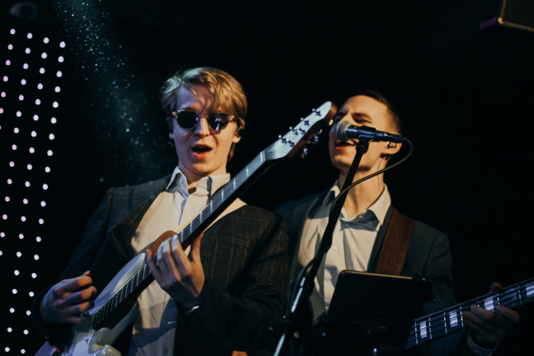 Alexela Loomelava kontsert, pildi autor Aleksandra Kiidjärv, Hugo Kähri ja Oskar Ilves laulavad