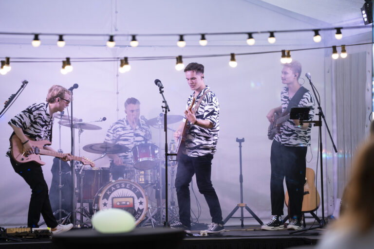 Kassett bänd ettevõtte asutuse peole